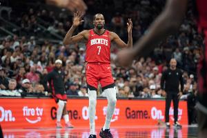 還得你來(lái)！杜蘭特沖擊籃筐連中兩球 率隊(duì)迫近比分打停魔術(shù)