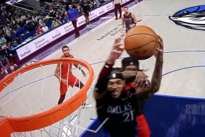 精妙傳球！布威突破助攻加福德跟進(jìn)暴扣打成2+1