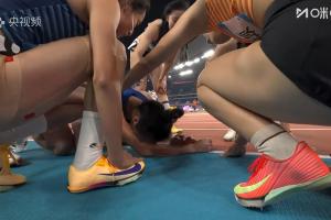 太不容易了！34歲老將韋永麗全運(yùn)會女子100米摘銀，跪地痛哭