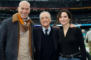 NFL西班牙首演！弗洛倫蒂諾、齊達內(nèi)賽前現(xiàn)身伯納烏現(xiàn)場