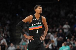 米奇·約翰遜：不確定文班下場(chǎng)是否會(huì)出戰(zhàn) 球隊(duì)不會(huì)冒險(xiǎn)