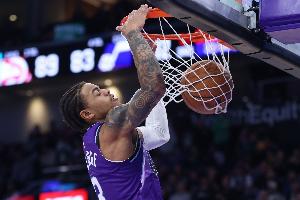 沒有三加時了！基昂特·喬治頂著兩人干拔超遠(yuǎn)三分絕殺公牛！