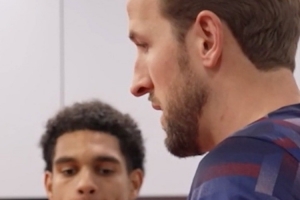 恭喜！寬薩完成英格蘭隊(duì)首秀，隊(duì)長凱恩為他頒發(fā)紀(jì)念帽子