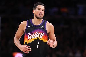 外線沒開依舊得分上雙！布克打滿首節(jié)三分4中0拿12分2板2助