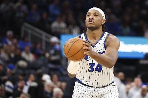 不太會(huì)啊！小卡特想來個(gè)故意罰球不中 結(jié)果球進(jìn)了還提前進(jìn)線違例