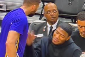 東契奇超難后仰命中！克萊伯興奮甩毛巾&沖向八村遭后者嫌棄推開