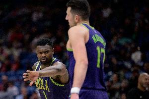 畫蛇添足！馬特科維奇左手拽筐右手扣籃 被吹進(jìn)攻干擾球