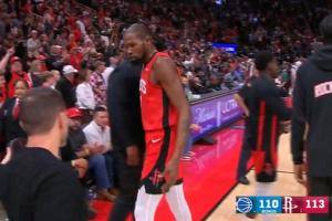 無(wú)差別揮舞鐮刀！杜蘭特持球指揮阿門(mén)拉開(kāi)變向晃動(dòng)中投穩(wěn)穩(wěn)命中