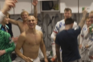 全勝出線！挪威球員賽后更衣室內(nèi)慶祝進(jìn)入世界杯