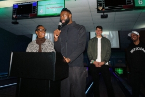 熱心市民！杰倫·布朗舉辦慈善保齡球賽 隊友&教練&工作人員捧場