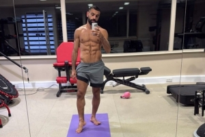 身材依然炸裂！薩拉赫社媒曬健身房訓(xùn)練照，腹肌棱角分明