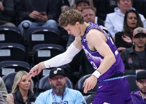 厲害！馬爾卡寧連續(xù)兩場砍下40+同時(shí)命中5+三分 隊(duì)史首人