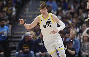 神仙球！菲利波夫斯基反擊大拉桿上籃 皮球彈在籃板上沿后掉入網(wǎng)