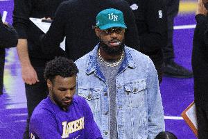 詹姆斯復(fù)出且對(duì)手不強(qiáng)！湖媒：湖人后5場(chǎng)能贏幾場(chǎng)？