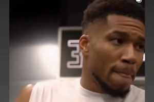 字母哥把比賽球給蒂耶羅！后者INS致意：