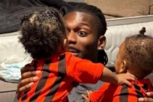 米體：萊奧帶著兩個(gè)兒子飛往意大利，他們將現(xiàn)場(chǎng)觀(guān)看米蘭德比大戰(zhàn)