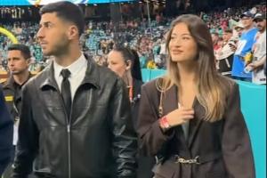 俊男靚女29歲阿森西奧攜女友重回伯納烏，現(xiàn)場觀看NFL比賽