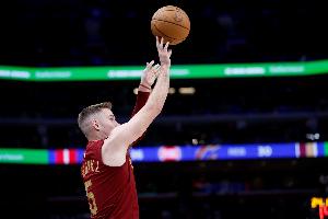 鮑爾背后掏球搶斷&梅里爾反擊中追身三分命中 騎士反超比分