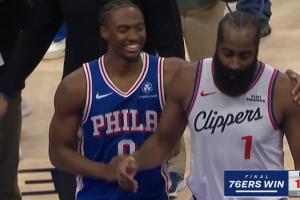 氣著呢！馬克西一路摟著哈登試圖寒暄 哈登左右游走沒心情理