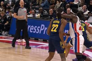 手又癢了斯圖爾特肘擊杰克遜面部 吃到生涯第11次惡犯！