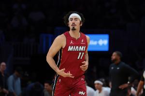 穩(wěn)定輸出！哈克斯半場8中4拿到11分2助 得分全隊最高