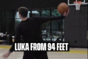 太離譜了！東契奇籃下單手甩狙 籃球貫穿全場94英尺精準(zhǔn)入筐！