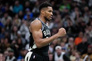 主將先后發(fā)力！首節(jié)字母哥11分3板4助對(duì)飚米切爾14分2助