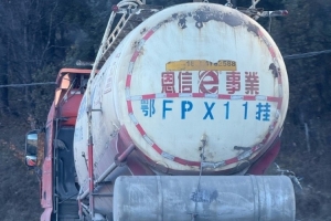 糖小幽曬照偶遇車(chē)牌號(hào)“FPX11”：昨天香格里拉路上拍的