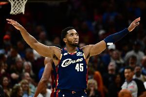 高效帶隊贏球！米切爾22中14&三分8中4砍下37分 另有5板7助1斷