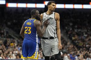 追夢(mèng)談防守文班：馬刺為他設(shè)置了各種掩護(hù) 我感覺(jué)自己像在追庫(kù)里