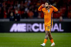 解說員：荷蘭以前頭重腳輕，現(xiàn)在防線一流鋒線靠德佩苦苦支撐