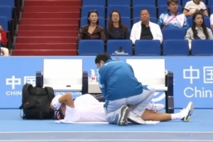 全運(yùn)會(huì)網(wǎng)球男單1/4決賽：商竣程一度申請(qǐng)醫(yī)療暫停，首盤(pán)3-6小布