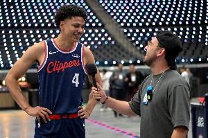 有這自信！科比·桑德斯不等隊(duì)友落位直接出手大號三分命中