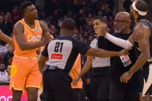 布萊恩特?fù)跞藭r(shí)推倒特倫特引發(fā)小沖突&布萊恩特吃T 隨后兩人和解