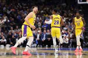 東契奇調(diào)侃：我英語比八村塁要好 他都上過大學(xué) 而我沒有