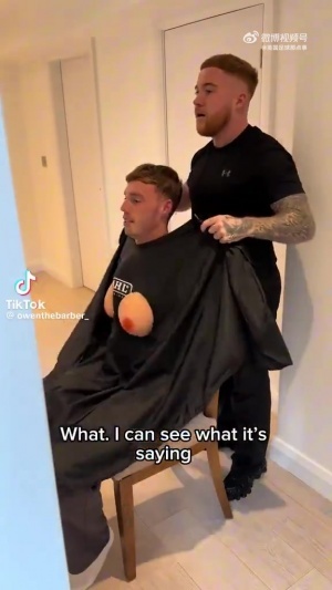 帕爾默的理發(fā)師捉弄他，給他披了一件帶假胸的理發(fā)袍