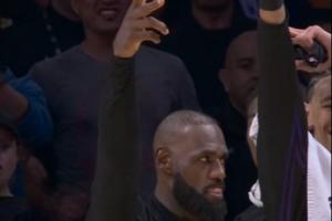 小詹也來啦！布朗尼披掛上陣三分張手就有 詹姆斯場(chǎng)下開心慶祝