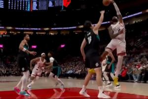 保護(hù)好自己啊楊瀚森大帽理查茲后 被踢到小楊瀚森&表情很痛苦