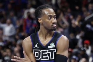 沖擊力十足！詹金斯10中6拿到14分 另有3板7助2斷 正負(fù)值+8