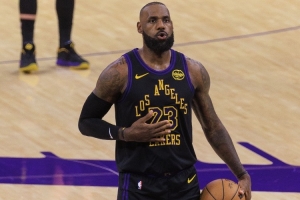 詹姆斯首秀打＞21分鐘且出手?jǐn)?shù)≤7&生涯首次 使用率13.3%生涯最低