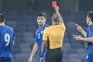 卡帥還得教！隊友失誤21歲胡桑諾夫飛鏟吃直紅，生涯135場第2紅