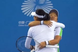 蔣欣玗/王雅繁2-1擊敗王欣瑜/袁悅，奪得全運(yùn)會(huì)網(wǎng)球女雙金牌