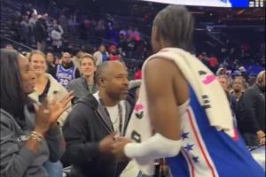 淚目！哈登絕殺被打手漏判心情不佳??仍穿越人海擁抱馬克西母親