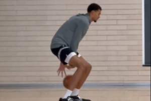 期待回歸！記者曬出文班亞馬在訓(xùn)練館場(chǎng)邊練運(yùn)球視頻