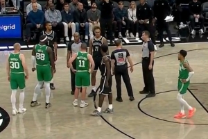 還挺激烈！米諾特和克洛尼爭搶籃板時(shí)互相推搡 雙方吃T！