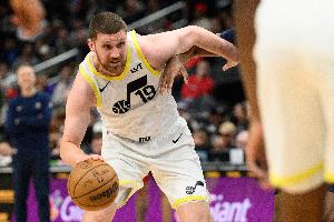 外線有譜！米哈伊柳克側翼接球 空位三分穩(wěn)穩(wěn)命中