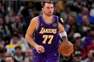 專挑我是吧？今年2月東契奇加盟湖人后的首秀也是打爵士