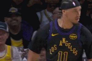 超級硬！海斯奪球補籃2+1 與老詹擊掌撞胸&對77豎中指&布朗尼怒吼