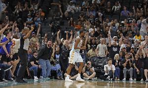 福克斯：巴恩斯在進攻端carry我們 他對球隊很重要