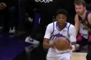 貝利一步過掉東契奇雙手暴扣！美媒：077直接目送對手扣籃